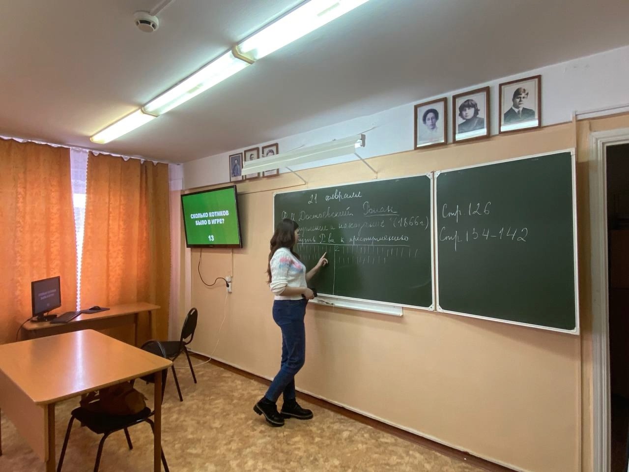 Преподаватель у доски ведет лекцию