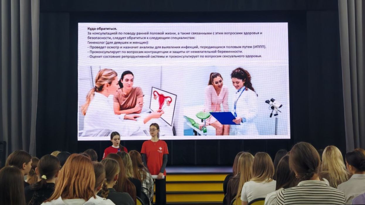 ΠΏΡΠ΅Π΄ΡΡΠ°Π²Π»Π΅Π½Π° ΡΡΠ΅Π½Π° Ρ Π΄Π²ΡΠΌΡ Π΄Π΅Π²ΡΡΠΊΠ°ΠΌΠΈ, ΠΊΠΎΡΠΎΡΡΠ΅ ΡΡΠΎΡΡ Π½Π° ΡΡΠ΅Π½Π΅. ΠΠ½ΠΈ ΠΎΠ΄Π΅ΡΡ Π² ΠΊΡΠ°ΡΠ½ΡΠ΅ ΡΡΡΠ±ΠΎΠ»ΠΊΠΈ Ρ Π»ΠΎΠ³ΠΎΡΠΈΠΏΠΎΠΌ ΠΎΡΠ³Π°Π½ΠΈΠ·Π°ΡΠΈΠΈ. ΠΠ° ΡΠΊΡΠ°Π½Π΅ Π·Π° Π½ΠΈΠΌΠΈ ΠΎΡΠΎΠ±ΡΠ°ΠΆΠ°Π΅ΡΡΡ ΡΠ΅ΠΊΡΡ, ΠΏΠΎΡΠ²ΡΡΠ΅Π½Π½ΡΠΉ Π²ΠΎΠΏΡΠΎΡΡ Π΄Π΅ΡΡΠΊΠΎΠ³ΠΎ Π·Π΄ΠΎΡΠΎΠ²ΡΡ ΠΈ ΡΠ°Π½Π½Π΅ΠΉ Π΄ΠΈΠ°Π³Π½ΠΎΡΡΠΈΠΊΠΈ Π·Π°Π±ΠΎΠ»Π΅Π²Π°Π½ΠΈΠΉ. Π’Π΅ΠΊΡΡΡ ΡΠΎΠΏΡΠΎΠ²ΠΎΠΆΠ΄Π°ΡΡΡΡ ΠΈΠ»Π»ΡΡΡΡΠ°ΡΠΈΡΠΌΠΈ, ΠΊΠΎΡΠΎΡΡΠ΅ Π²ΠΊΠ»ΡΡΠ°ΡΡ ΠΈΠ·ΠΎΠ±ΡΠ°ΠΆΠ΅Π½ΠΈΡ ΠΌΠ΅Π΄ΠΈΡΠΈΠ½ΡΠΊΠΈΡ
ΠΈΠ½ΡΡΡΡΠΌΠ΅Π½ΡΠΎΠ² ΠΈ Π°Π½Π°ΡΠΎΠΌΠΈΡΠ΅ΡΠΊΠΈΠ΅ ΡΡ
Π΅ΠΌΡ. ΠΡΠ΄ΠΈΡΠΎΡΠΈΡ ΡΠΎΡΡΠΎΠΈΡ ΠΈΠ· ΠΌΠΎΠ»ΠΎΠ΄ΡΡ
Π»ΡΠ΄Π΅ΠΉ, Π²Π½ΠΈΠΌΠ°ΡΠ΅Π»ΡΠ½ΠΎ ΡΠ»ΡΡΠ°ΡΡΠΈΡ
ΠΈΠ½ΡΠΎΡΠΌΠ°ΡΠΈΡ.