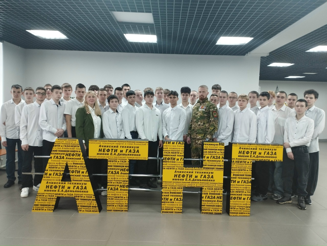 На этом снимке группа из почти тридцати молодых людей в белых рубашках позирует вместе с Борисом Филипповым в камуфляжной форме. Все стоят на фоне большого буквенного знака из жёлтых коробок, на которых напечатаны слова «НЕ ФУФЛИ», образующих названия одной из организаций. Множество людей стоят в ряд, занимая центральное место, борис Филиппов является заметной фигурой в группе, находясь в её рамках.