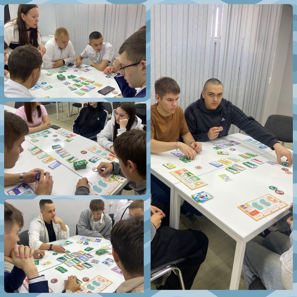 запечатлены студенты, которые активно участвуют в групповом обсуждении или многоуровневой интерактивной игре. Они сидят за столом, на котором разложены карточки и различные игровые элементы. Люди в белых и светлых одеждах, сосредоточенные на заданиях, обсуждают правила и стратегии игры. Атмосфера дружелюбная и энергичная.