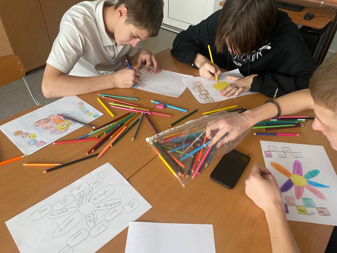 49dbG34aKkVe3dNkapTnktYnгруппа подростков занимается творческой работой за столом. Трое юношей, одетых в casual-одежду, сосредоточенно рисуют на листах бумаги. На столе разбросаны цветные карандаши и фломастеры, а также несколько листов с схемами и рисунками. Один из подростков держит в руках пакет с цветными карандашами, готовясь их использовать. Атмосфера выглядит дружелюбной и продуктивной.qb4p8GdHLmzR7WcSuc8c4TDXwggNee13svwff3OLjQpEzKxlRJIeZ0u8gL0_S9wN.jpg