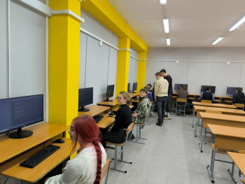 школьники в кабинете информационных технологий 