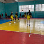 Студенты играют в волейбол
