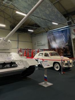 Выстовочный зал - на фото танк и машина советского времени