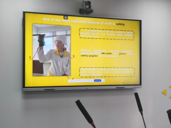 Большой экран с презентацией