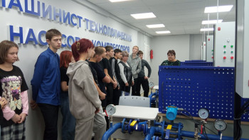 Экскурсия для школьников в мастерской "машинист технологических насосов и компрессоров"