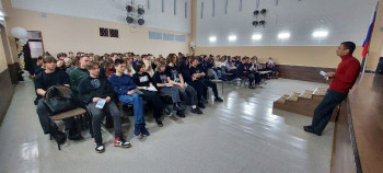 Общий план - студенты слушают лекцию в актовом зале