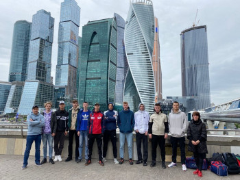Студенты на фоне Москва - сити