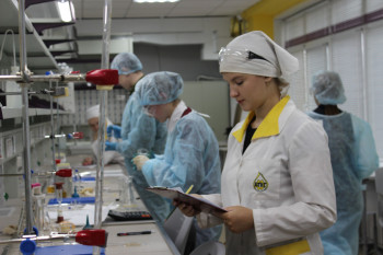 Общее фото как школьники работают в лаборатории