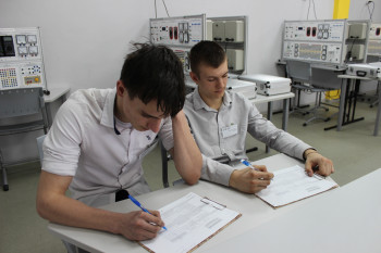 Студенты Ачинского техникума нефти и газа имени Е.А.Демьяненко. Оценивают и раставляют оценки