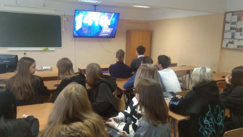 Студенты смотрят ролик на телевизоре