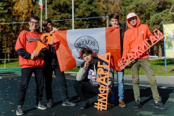 общее фото студентов с хэштегами в руках: #МфАрга, #Зажигай