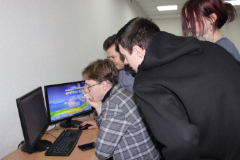 студенты информационных технологий смотрят в экран компьютера
