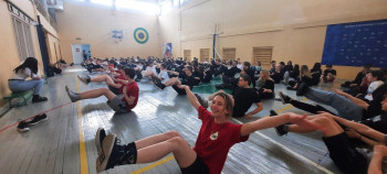Студенты выполняют упражнения в спортивном зале