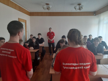 Общее фото студентов в кабинете и фолонтерами у которых на фото написано: Волондеры-медики Красноясркий край