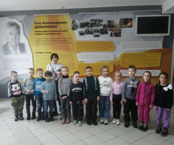Общее фото школьников и сопровождающего на фоне банера Е.А.Демьяненко