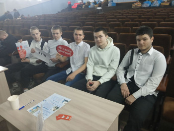 Студенты в актовом зале "Сибирь"