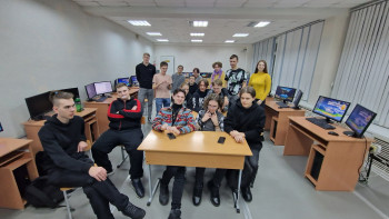 Общее фото кабинета информационных технологий со студентами