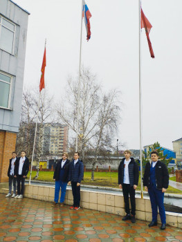 Студенты на фоне флагов